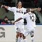 Ibrahimovic recebe abraço de Maicon por gol da Inter Ibrahimovic recebe abraço de Maicon por gol da Inter