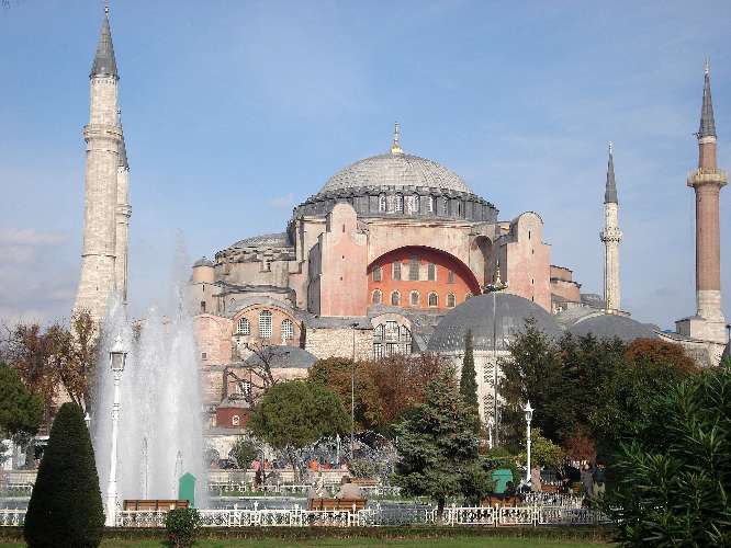 Uma cidade, dois mundos. Istambul é mesmo fabulosa