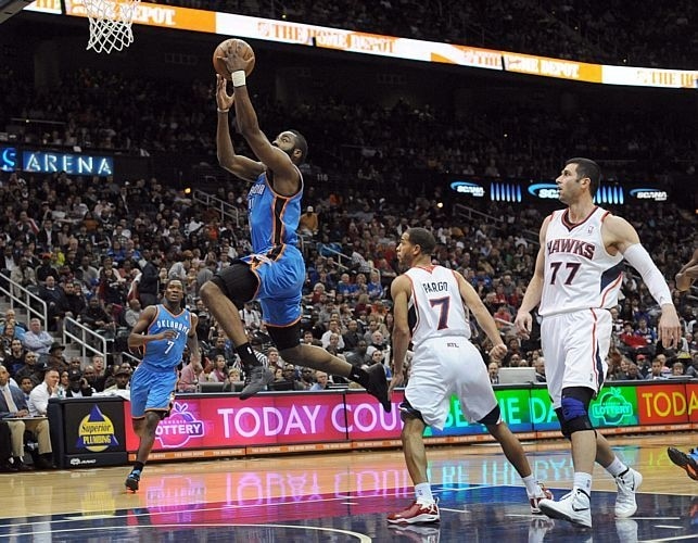 James Harden sobe de bandeja para marcar para o Oklahoma Thunder