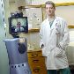 Médico mostra robô que permite interação remota com pacientes