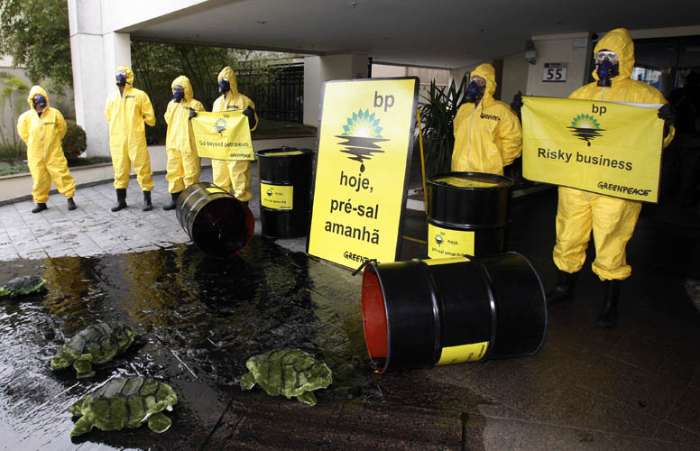 Greenpeace faz protesto em frente à sede da British Petroleum em SP