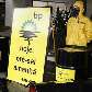 Greenpeace faz protesto em frente à sede da British Petroleum em SP