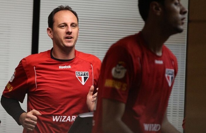 Com as confusões de Luis Fabiano, o São Paulo conta as horas para ter o capitão Rogério de volta