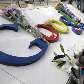 Homem coloca flores no logo do Google em Beijing, China