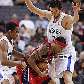 Courtney Lee, do Nets, tenta passar por Andrea Barganani (esq.) e DeMar DeRozan, do Raptors