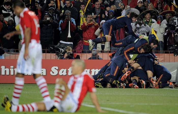 Decepção dos paraguaios e festa dos espanhol após o gol de David Villa