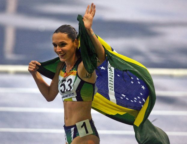 A atleta gaúcha Sabine Heitling comemora a medalha de ouro nos 3 mil metros com obstáculos