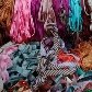 Homem vende fitas coloridas para fantasias em rua de Abbottabad, no Paquistão Homem vende fitas coloridas para fantasias em rua de Abbottabad, no Paquistão
