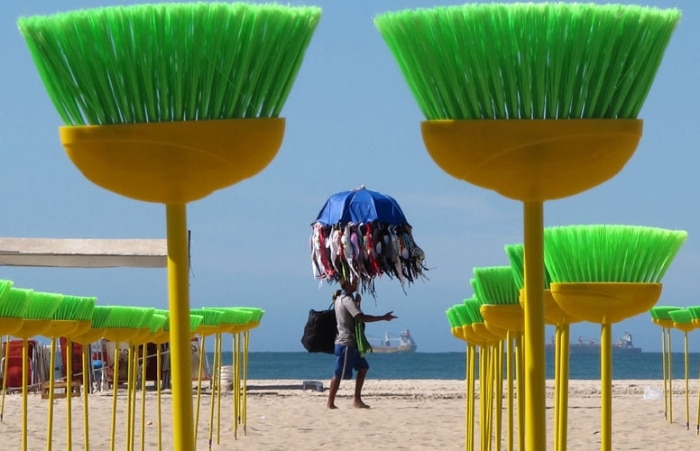 Em ato contra corrupção, ONG finca vassouras na praia de Copacabana, no Rio de Janeiro