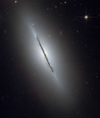 Visão única registrada pelo Hubble da galáxia em disco NGC 5866 