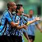 Marcel abraça Tcheco pelo gol do Grêmio