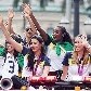 Após bi olímpico, seleção feminina de vôlei chega ao Brasil e desfila em carro aberto Após bi olímpico, seleção feminina de vôlei chega ao Brasil e desfila em carro aberto