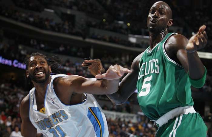 Brasileiro Nenê, do Denver Nuggets, disputa bola com Kevin Garnett, na vitória sobre o Boston
