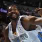 Brasileiro Nenê, do Denver Nuggets, disputa bola com Kevin Garnett, na vitória sobre o Boston