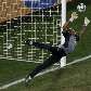 Goleiro da África do Sul não alcança a bola em chute de Daniel Alves