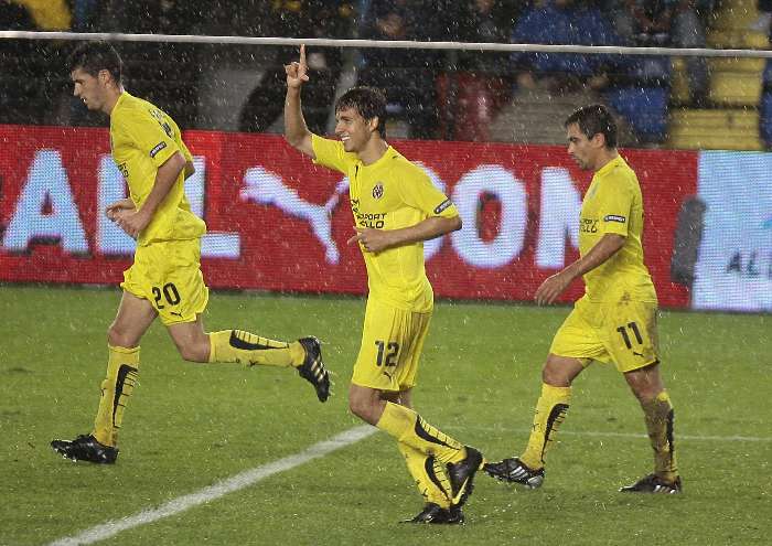 Nilmar comemora gol na partida em que o Villarreal bateu o Levski Sofia