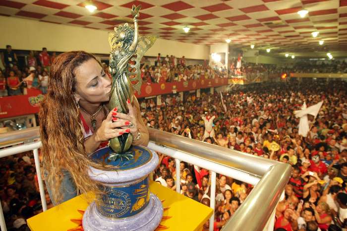 Rainha da bateria da escola, Viviane Araújo comemora o título na quadra