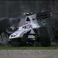 O Sauber de Kamui Kobayashi escorrega na brita após atingir dois carros na volta 1, na Austrália