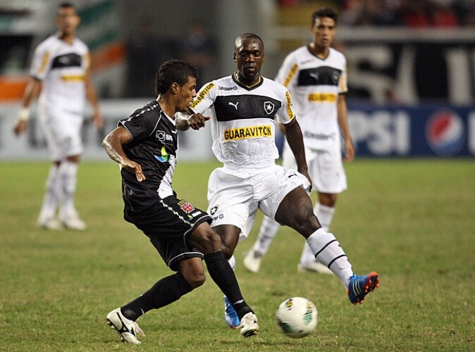 Primeiro clássico de Seedorf no Botafogo termina com vitória do Vasco