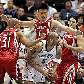 Battier, Ming e Scola, dos Rockets, tentam impedir passe de Boozer, do Jazz