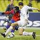 Vágner Love, do CSKA, tenta driblar Curtis Davies, do Aston Villa