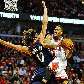 Derrick Rose, do Bulls, salta contra a marcação de Anderson Varejão, do Cavaliers, em jogo da NBA Derrick Rose, do Bulls, salta contra a marcação de Anderson Varejão, do Cavaliers, em jogo da NBA