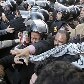 Centenas de manifestantes enfrentam a polícia egípcia no Cairo