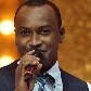 O vocalista Thiaguinho, do Exaltasamba, recebe o prêmio de 