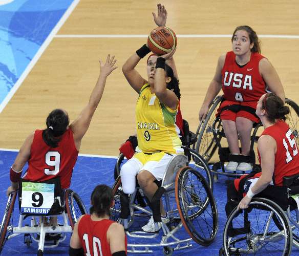 Brasil perde para os EUA no basquete feminino
