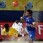 O brasileiro André, da seleção brasileira, tira a bola em disputa com italiano, em jogo do Mundial