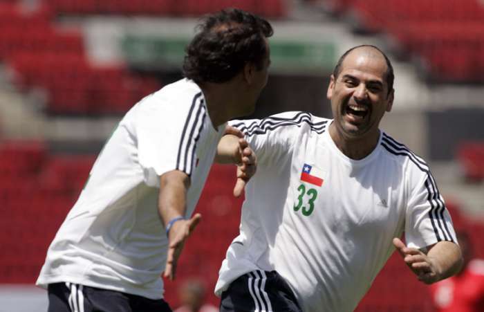 No Estádio Nacional de Santiago, Raul Bustos e Mario Sepúlveda comemoram gol