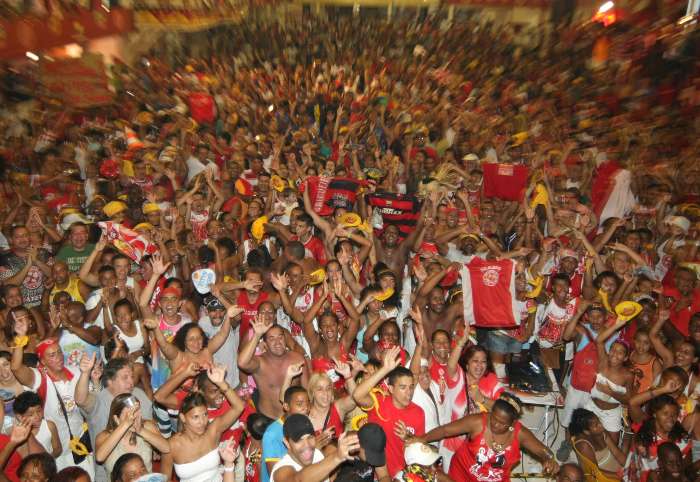 Integrantes do Salgueiro comemoram a vitória na quadra da escola
