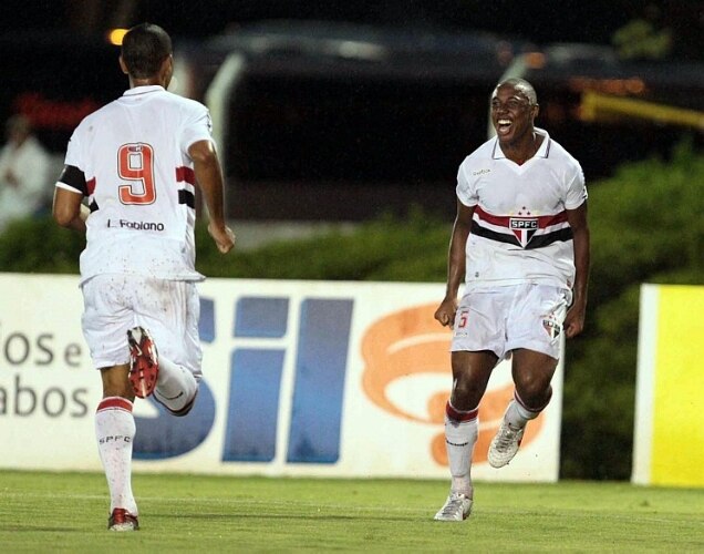 Wellington comemora seu 2º gol no São Paulo