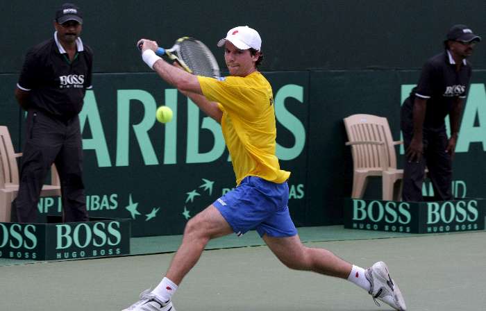 O tenista Ricardo Mello se prepara para devolver bola na vitória sobre o indiano Somdev Devvarman