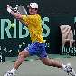 O tenista Ricardo Mello se prepara para devolver bola na vitória sobre o indiano Somdev Devvarman