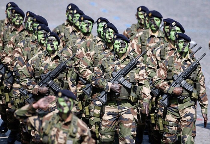 Soldados da Força Aérea francesa durante o desfile do Dia da Bastilha
