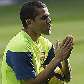 Daniel Alves, do Barcelona, gesticula durante treino para o clássico contra o Real Madrid