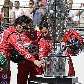 Franchitti, Briscoe e Castroneves olham detalhes do troféu das 500 milhas de Indianápolis Franchitti, Briscoe e Castroneves olham detalhes do troféu das 500 milhas de Indianápolis