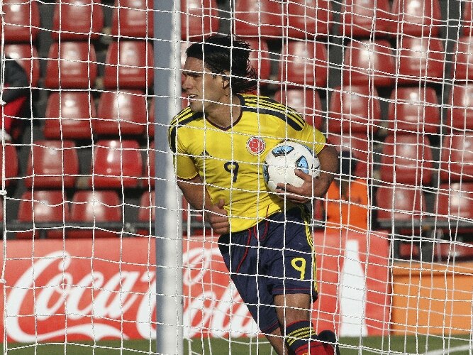 Copa América: Falcao Garcia pega a bola para comemorar gol nos 2 a 0 da Colômbia sobre a Bolívia