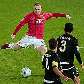 Rooney chuta para marcar o gol da vitória do Manchester United Rooney chuta para marcar o gol da vitória do Manchester United