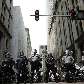 Policiais bloqueiam rua durante protesto Policiais bloqueiam rua durante protesto