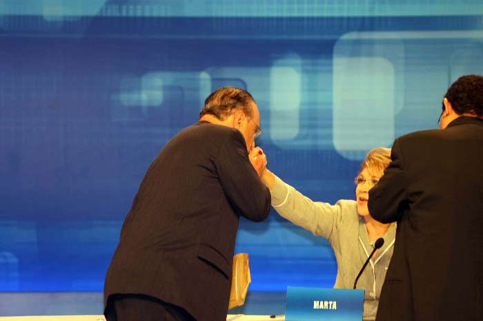 Paulo Maluf cumprimenta Marta Suplicy antes do início do debate