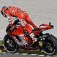 Casey Stoner confere se não há problema com sua Ducati, em treino da MotoGP Casey Stoner confere se não há problema com sua Ducati, em treino da MotoGP