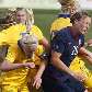 A americana Wambach disputa a bola com a sueca Seger na semi do Torneio de Algarve, Portugal A americana Wambach disputa a bola com a sueca Seger na semi do Torneio de Algarve, Portugal