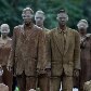 Artistas caminham pela Av Paulista com roupas sociais sujas com argila Artistas caminham pela Av Paulista com roupas sociais sujas com argila