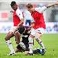 Luis Suárez, do Ajax, tenta passar pela dupla marcação do AZ Alkmaar