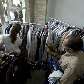 Diversos tipos de roupas, em grande parte importadas, também são itens do bazar no Jockey Club Diversos tipos de roupas, em grande parte importadas, também são itens do bazar no Jockey Club