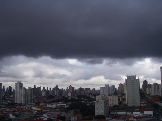 Chuva - Nuvens carregadas na região da Mooca, SP.  21-01-2012