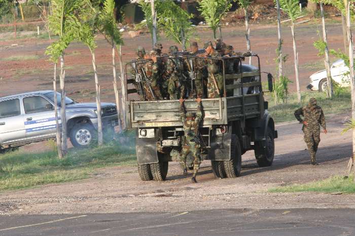Forças de segurança se preparam para fazer a ronda em Tegucigalpa