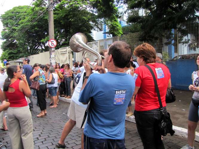 Protestos dos professores estaduais em greve, em Ribeirão Preto. 11/03/2010